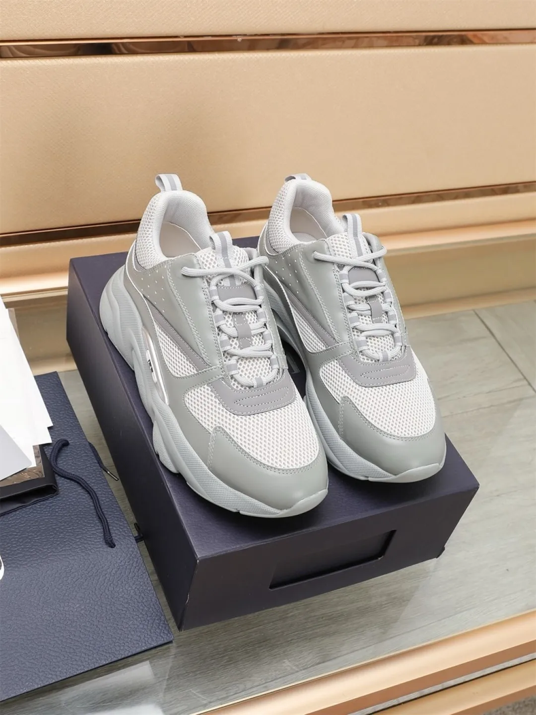 Men's shoes 💰P460💰【Dior】Dior✨ is online at the same time👏 This casual sneaker is a new product in the series and continues Di*r's classic style. The upper is made of original mesh and cow leather, with a two-color textured outsole, and the brand's iconic details on the rear collar and heel to enhance the style. Fashionable and versatile. Wear it with jeans or slacks for a casual look. Size: 38-44 (45 customized)